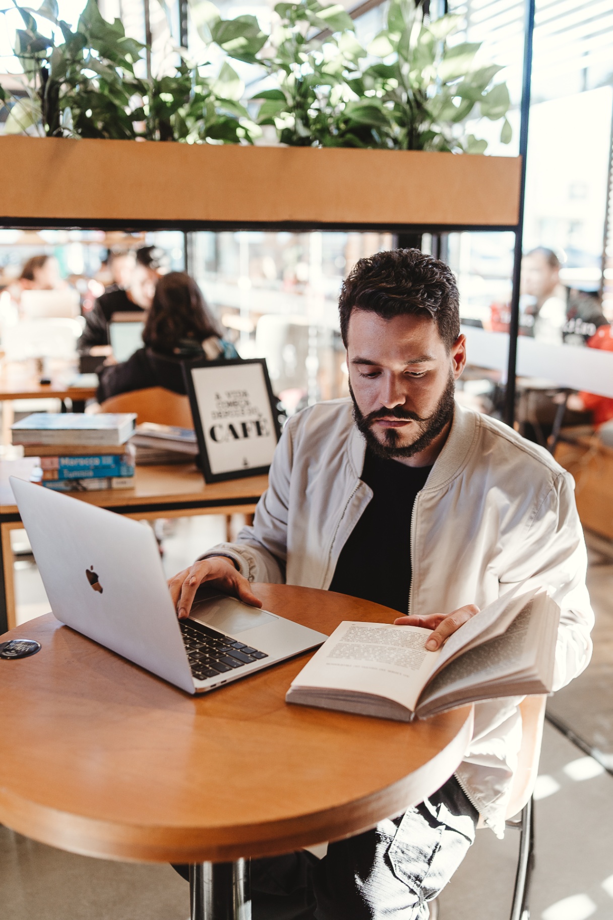 Handersson estudando em um café
